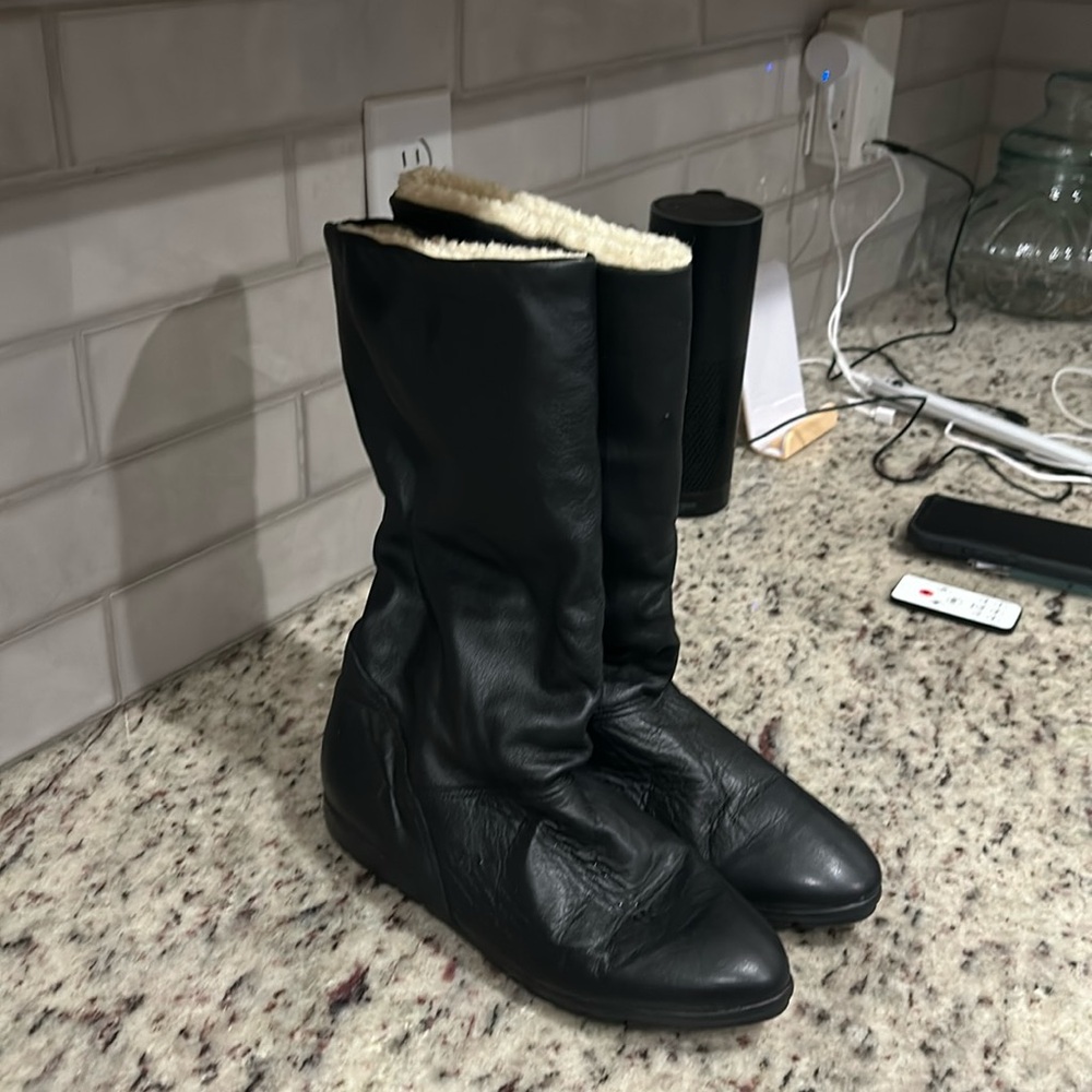Women's size 9w Cobbie  sheep linned boots black